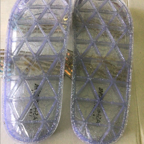 Fashion Nova trendy women’s clear slippers 10. - Picture 3 of 4